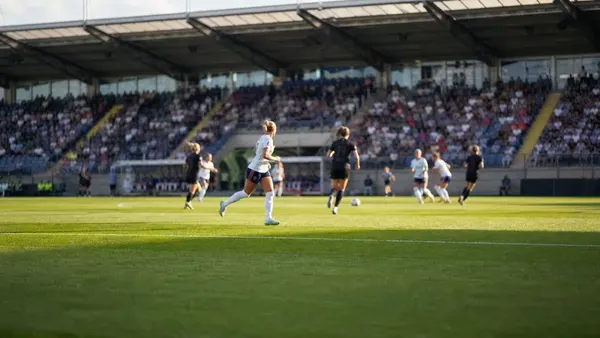 Damfotbollsmatch på svensk arena